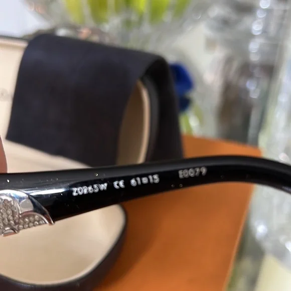 LOUIS VUITTON “IRIS” Sunnies😎 - Picture 9 of 17